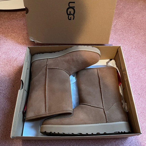 UGG Classic Short Logo Zip Boot - Picture 2 of 7